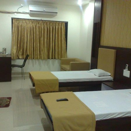 Hotel Sangram Palace Shirur ภายนอก รูปภาพ