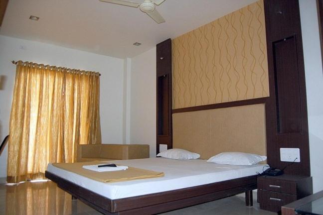 Hotel Sangram Palace Shirur ภายนอก รูปภาพ