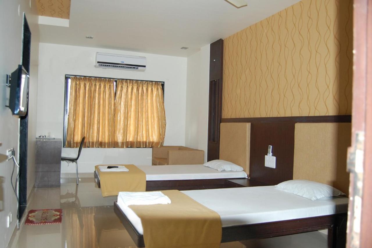 Hotel Sangram Palace Shirur ภายนอก รูปภาพ
