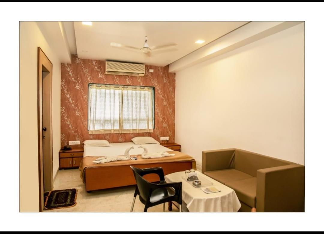 Hotel Sangram Palace Shirur ภายนอก รูปภาพ
