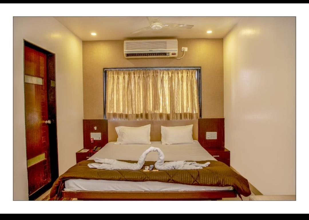 Hotel Sangram Palace Shirur ภายนอก รูปภาพ